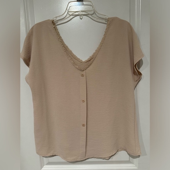 Flowy beige top with lace trim and button detail size M - Picture 1 of 4